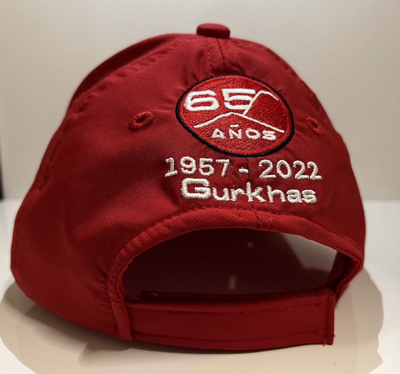 Gorra roja con logo 65 años en parte trasera